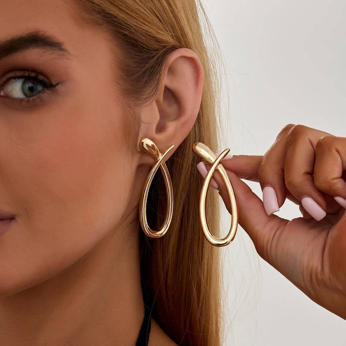 Z Vintage Fashion - IngeSight.Z Einfache Vintage-Ohrstecker mit geometrischem Hohlmuster